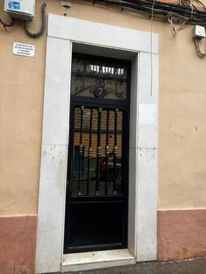 a black door on a building with a fence at Moderno Apartamento Cerca del Centro y la Playa in Valencia