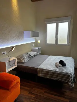 a bedroom with a bed and a window at Moderno Apartamento Cerca del Centro y la Playa in Valencia