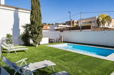 a backyard with a swimming pool and grass at Cielito Lindo Tu hogar temporal con encanto in Torrent