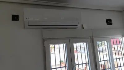 a living room with a ceiling fan and windows at Magnifico y moderno estudio bien ubicado in Valencia