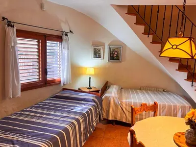 a bedroom with two beds and a staircase at Casa de invitados en L'Eliana, España in La Eliana