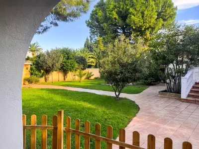 a backyard with a wooden fence and a yard at Casa de invitados en L'Eliana, España in La Eliana