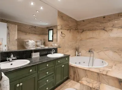 a bathroom with two sinks and a tub at EXCLUSIVA CASA INDEPENDIENTE 16 ppl in Torrent