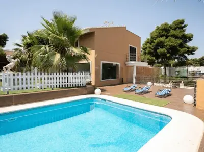 a swimming pool in front of a house at EXCLUSIVA CASA INDEPENDIENTE 16 ppl in Torrent