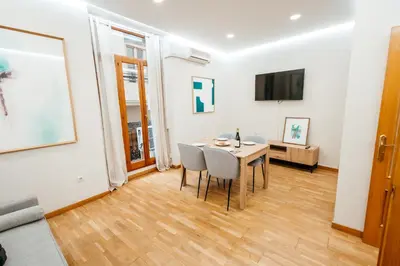 a dining room with a table and chairs at Apt Almas, City Hall 1 Min, 4 Pax, Smart Tv in Valencia