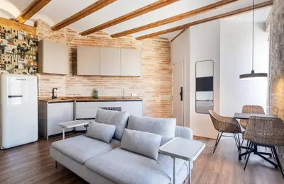a living room with a couch and a kitchen at superincreible ubicación in Valencia