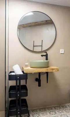 a bathroom with a sink and a mirror at superincreible ubicación in Valencia