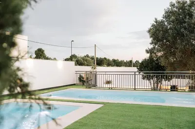 a swimming pool in a yard with a fence at Sierra Potosina Relájate en un entorno único in Torrent