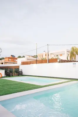 a swimming pool in the backyard of a house at Villamadero Tu refugio de tranquilidad y confort in Torrent