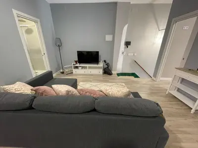 a living room with a couch and a tv at Cabañal Flat, Wi-Fi & AACC in Valencia