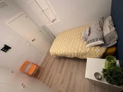 an overhead view of a small bedroom with a bed at Habitación confortable en el centro in Valencia
