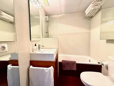 a bathroom with a sink and a tub and a toilet at Centro Histórico Valencia 2 Hab in Valencia