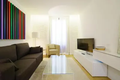 a living room with a couch and a television at Valencia Luxury - Boutique Redonda in Valencia