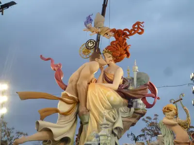 a statue of a couple kissing on a ride at a theme park at My Loft 4 You Na Jordana in Valencia