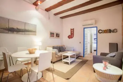 a living room with a table and a couch at Apartamento Horno in Valencia