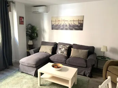 a living room with a couch and a table at Apartamento Alta in Valencia