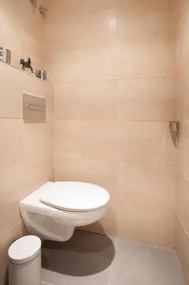 a bathroom with a white toilet in a room at Apartamento Fos in Valencia