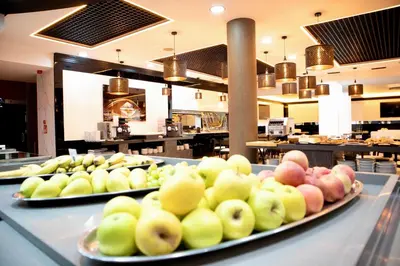 two plates of apples on a counter in a restaurant at Hotel Benetusser in Benetúser