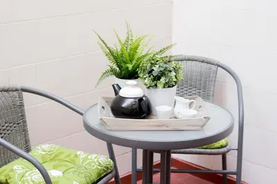a table with a plant in a vase on it at Apartamento valencia centro in Valencia