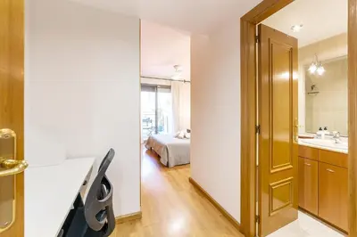 a room with a bathroom with a bed and a mirror at Apartamento en Av. de Francia y C.Artes y Ciencias in Valencia