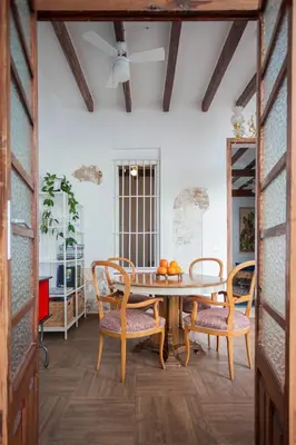 a dining room with a table and chairs at Family ARTpartment in Valencia