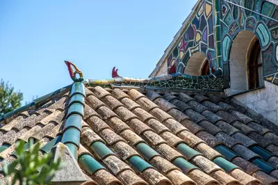 a bird sitting on the roof of a building at Apartamentos Gaudi Style in Náquera