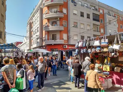 a crowd of people walking around a street market at Apartamento con vistas a la Marina Real in Valencia