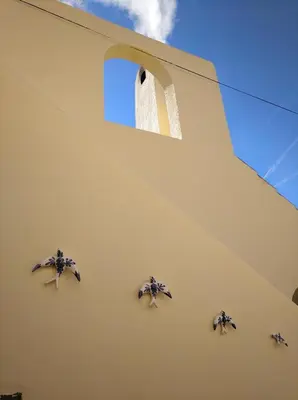 three pigeons on the side of a building at Precioso chalet en la playa de Tavernes de la Valldigna in Tavernes de Valldigna
