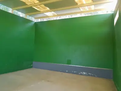 an empty room with green walls and a ceiling at El Collado in Cullera