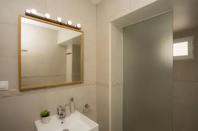 a bathroom with a sink and a mirror at SingularStays Quevedo in Valencia