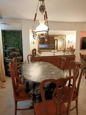 a dining room with a table and a mirror at el piso perfecto in Puerto de Sagunto
