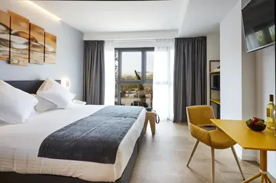 a hotel room with a bed and a desk at Sercotel Valencia Alameda 41 in Valencia