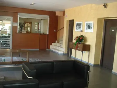 a lobby with a black couch in a building at Hostal Millán in Segorbe