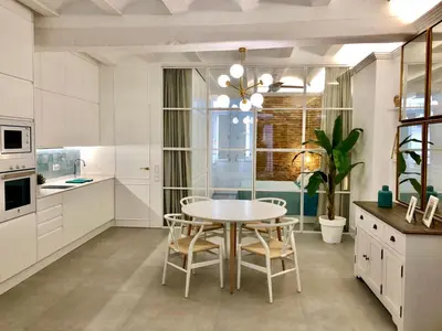 a white kitchen with a table and chairs at Apartamento Frederick “Centrico y con Clase” in Valencia