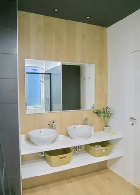 a bathroom with two sinks and a large mirror at Paz Velvet, Espectacular Piso en Calle La Paz in Valencia