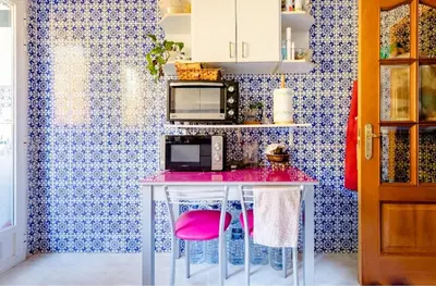 a kitchen with a pink counter and pink chairs at Se alquila una habitación doble con aire acondicionado in Valencia