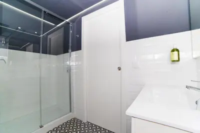 a bathroom with a glass shower and a sink at Precioso Apartamento Cerca de Plaza España in Valencia