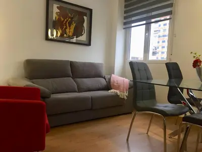 a living room with a couch and a glass table at Apartamento en Universidad y cerca de la playa in Valencia