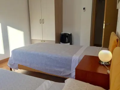 a bedroom with a bed and a table with a lamp at Apartamento en Universidad y cerca de la playa in Valencia