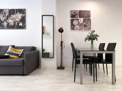 a living room with a table and a couch at Valencia Apartamento Estilo italiano in Valencia
