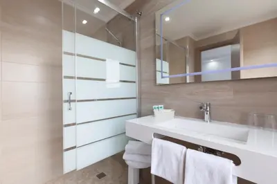 a bathroom with a sink and a mirror at Hotel Olympia Ronda II in El Puig