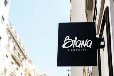 a sign on the side of a building at Blanq Comedias in Valencia