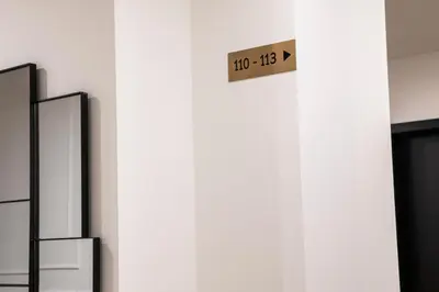 a sign that reads had on a wall at Blanq Comedias in Valencia