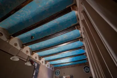 a blue ceiling in a room with a window at DOMUS Amabilis in Sagunto