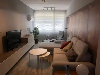 a living room with a couch and a tv at Betero Beach & City in Valencia