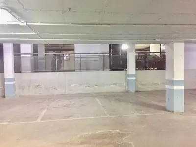 an empty room with columns in a building at Loft en la Ciudad de las Ciencias y cerca de la playa in Valencia