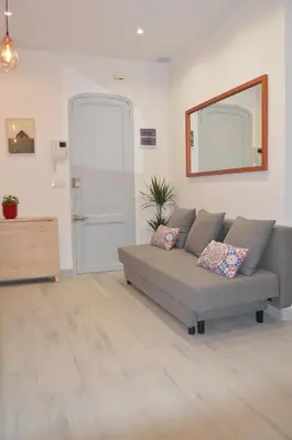 a living room with a couch and a mirror at COZY & MODERN Apartment junto a Metro A Guimerá in Valencia