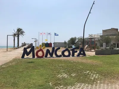 a sign that says monorosa on the side of a beach at Apartamento Playa Grau Moncofa in Moncófar