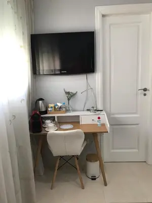 a desk with a chair and a television on a wall at Habitación en Casa Qerétaro in Silla