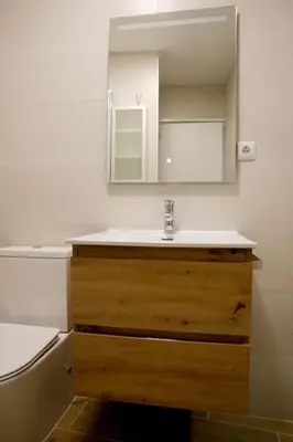 a bathroom with a sink and a mirror and a toilet at Renovado y sofisticado en el centro de Valencia in Valencia